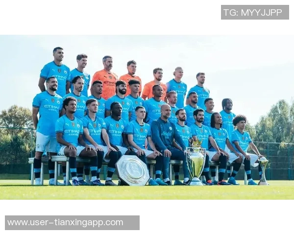 曼城新赛季全家福展现团结精神瓜帅领衔福登与B席并肩作战 曼城新赛季全家福展现团结精神瓜帅领衔福登与B席并肩作战