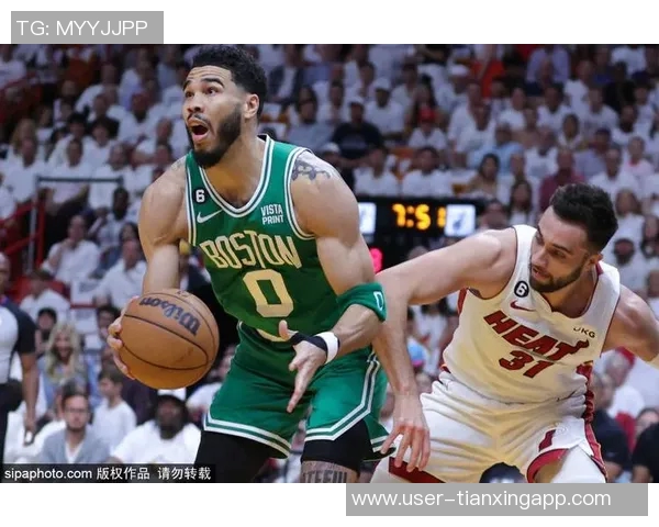 马克西半场表现惊艳13投8中砍下20分并送出4助攻正负值高达18